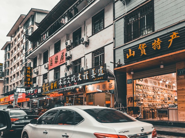 陆良县怎么样？走进这座充满魅力的城市，探寻她的独特韵味和迷人风情，感受她的历史厚重与现代活力，你一定会爱上这片土地！