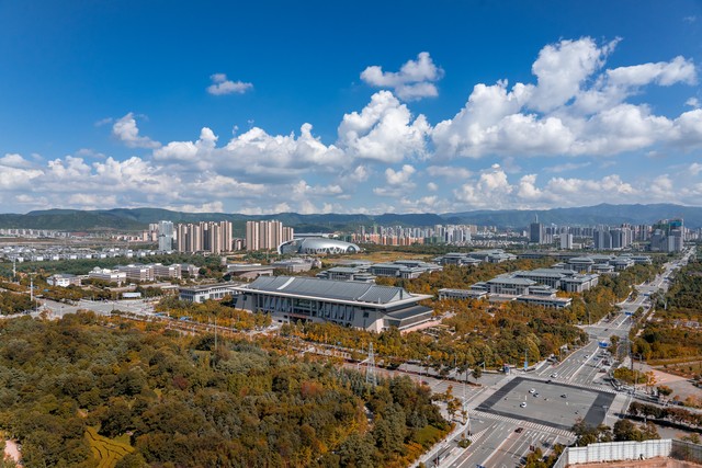 昆明市民家门：当邻里温情遇上现代生活的挑战，这里的故事让你笑中带泪