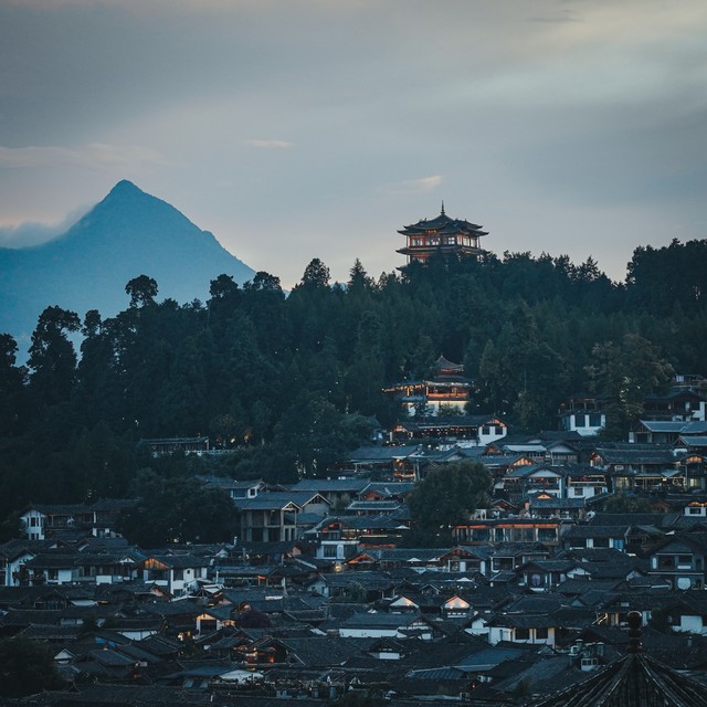 当你踏入云南大理，仿佛穿越时光隧道，遇见了那群热爱生活的白族儿女，他们用双手编织着梦想，用色彩讲述着故事。在这里，每一件服饰都是一件艺术品，每一次穿戴都是对传统的致敬。今天，就让我们一同走进这个充满魅力的世界——云南大理白族服饰，探索那些隐藏在衣褶之间的秘密与美丽。