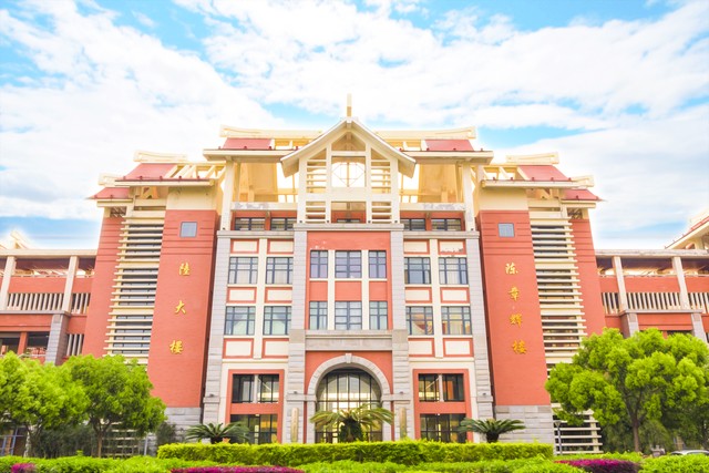 云南民族大学九龙池学院：从山水之间走出的创新型应用人才摇篮，你准备好加入这场青春盛宴了吗？