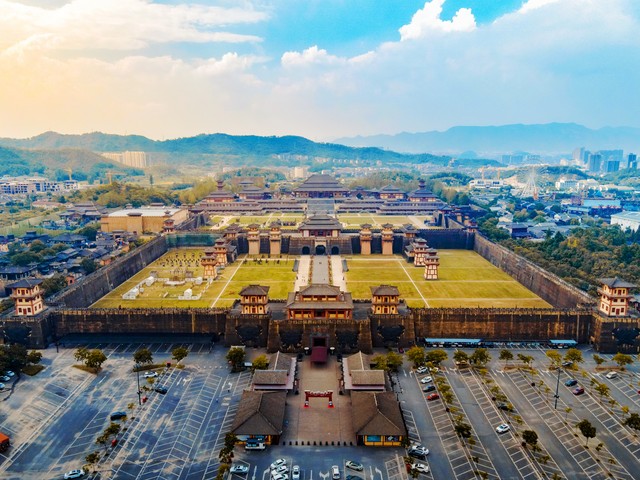东阳横店有哪些景点？带你畅游影视之城，感受千年历史与现代娱乐的碰撞，一天之内穿越回古代，体验最真实的古装大片拍摄现场！