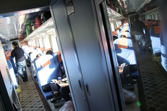 火车怎么形容：从心灵的宁静到生活的诗篇，一列列火车带给我们无限想象与美好