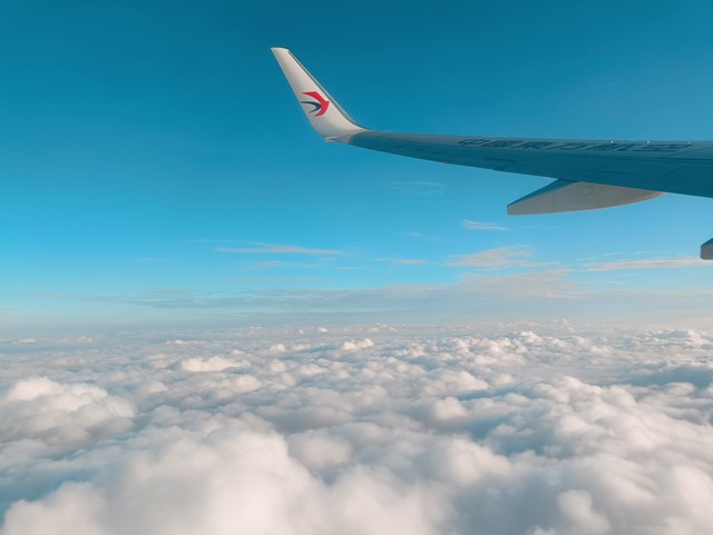 坐飞机为什么会耳朵痛？揭开航空旅行中耳部不适的秘密，让你从此告别飞行时的耳朵刺痛，享受每一次高空之旅