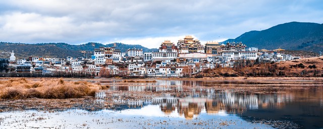 香格里拉旅游调查：探秘心中的日月，感受自然与文化的绝美交融