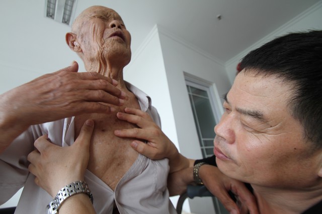 如何送老人上飞机：首都机场服务大使陪伴80岁沙先生和他的老伴开启温暖旅程，确保每一步都充满关怀与安心