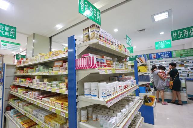 昆明24小时药店：当夜幕降临，它们如何照亮每一个急需药品的夜晚？