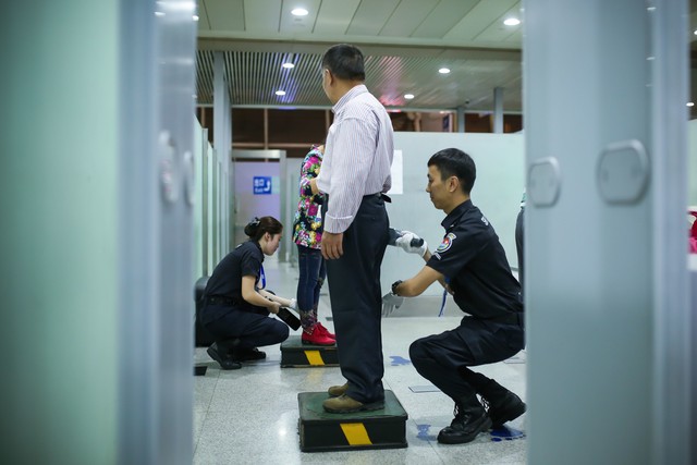 为什么安检要拿出钱包？从一次意外的机场经历看懂背后的安全考量