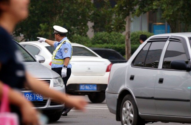 车辆违章怎么交罚款？2024最新指南教你快速搞定交通罚单，再也不用担心被扣分和滞纳金！