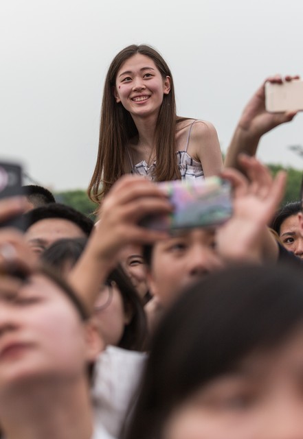 芙蓉镇不仅是挂在瀑布上的千年古镇，更是吸引无数国际游客前来体验的沉浸式文化盛宴，以及一个承载着历史记忆与现代创新交融的地方