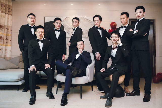 结婚伴郎穿什么衣服？伴郎穿搭秘籍，助你成为婚礼上的最佳男配角，让新郎风光无限，伴郎帅气非凡，如何在婚礼上找到最适合自己的装扮？