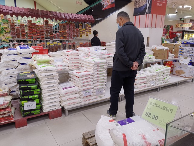 北京百荣的衣服怎么样？带你揭秘这个北京的潮流圣地，如何用最实惠的价格，买到最时尚的单品，让你在人群中脱颖而出！