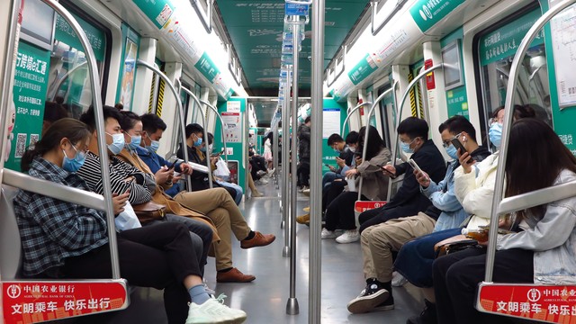 为什么地铁上不能吃东西？从气味到安全，背后的故事令人意想不到