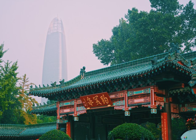探索济南最迷人的心脏——大明湖在济南市历下区等你来发现，感受这座千年古都的脉搏跳动