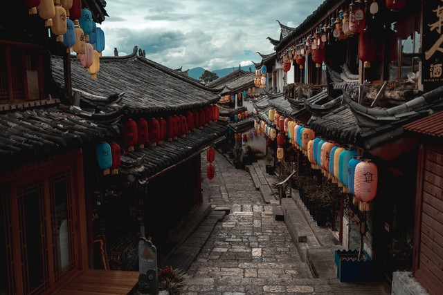 丽江雨天旅游：烟雨朦胧中的古城情调，你准备好邂逅了吗？