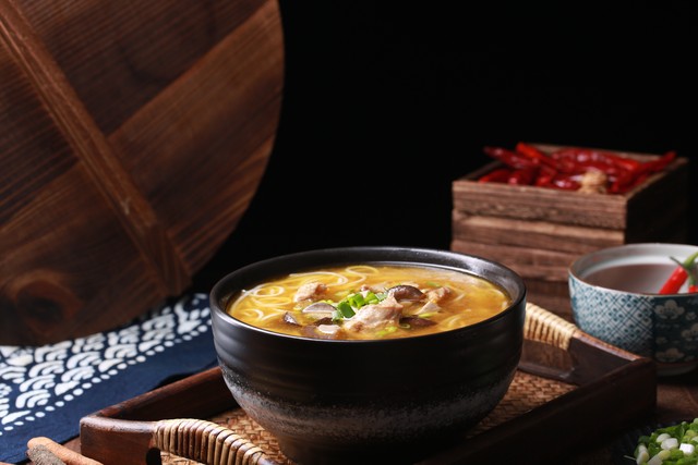 福州特色美食有哪些？2024年冬季最不容错过的30种地道美味，从街头小吃到殿堂级菜肴，带你体验舌尖上的福州！