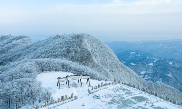 西岭雪山怎么玩？2024年最全攻略，带你领略四季变换的绝美风光，体验冰雪与自然的激情碰撞，发现成都周边隐藏的宝藏之地