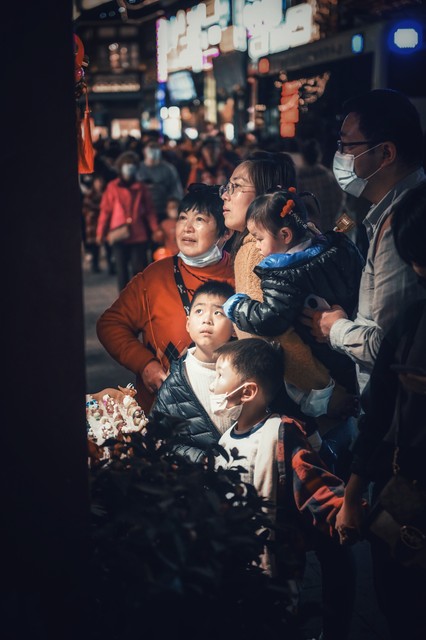 还寄托了人们：从街头巷尾到网络世界的温暖传递，看平凡日子里的非凡故事