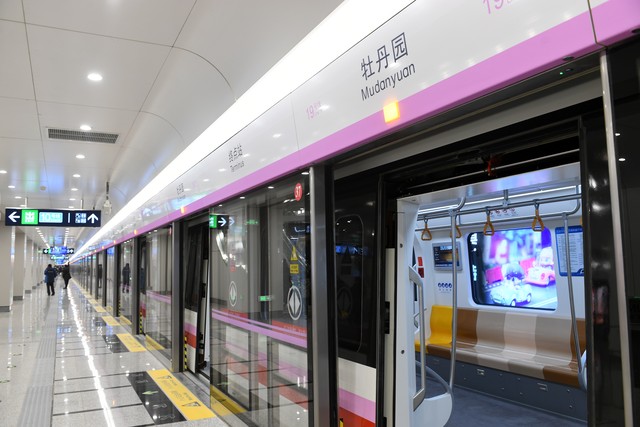 副13路为什么：从一个普通公交线路看城市交通变迁背后的那些事儿，朝阳站枢纽投用后超五成铁路旅客选乘地铁3号线进出站，副13路公交车却为何成了大家的新宠？背后的故事绝对让你意想不到