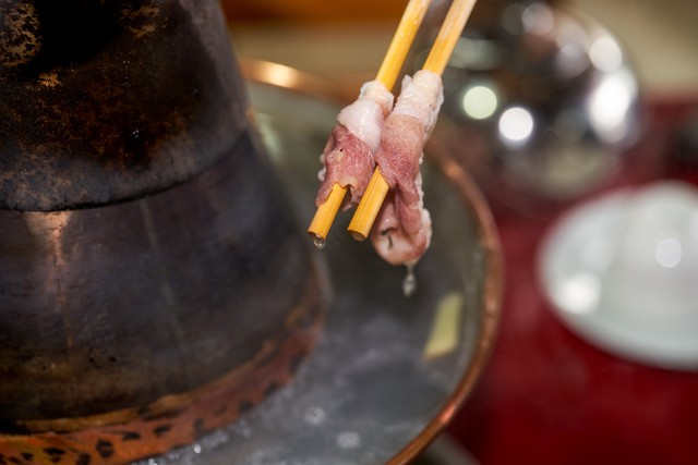 为什么涮羊肉好吃：从舌尖上的北京到心中的温暖，一碗热腾腾的涮羊肉告诉你答案