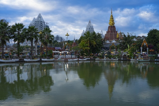 云南西双版纳的铁皮石斛秘境：从古老森林到现代生态旅游，一段不可思议的心灵之旅，带你穿越时空，感受大自然的神奇魅力