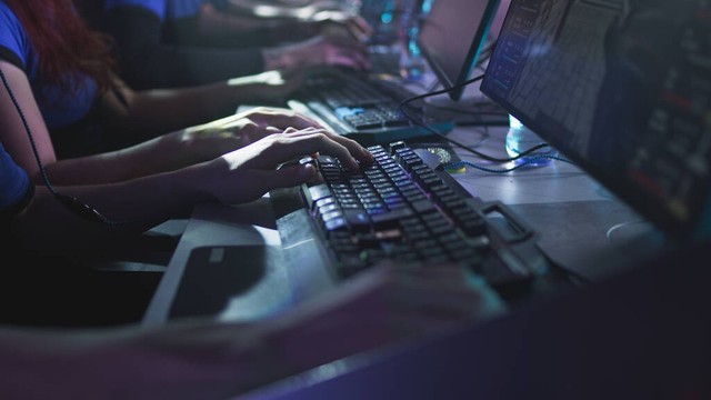 网吧的网速为什么那么快：揭秘那些让你游戏体验飞起的秘密，从专业级网络设备到无盘系统的魔力