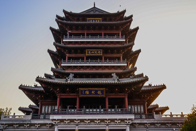 当大明湖畔的超然楼依然屹立不倒，背后的故事远比你想象中更加动人——明湖楼为什么还在，承载着济南人心中的那份坚守与回忆