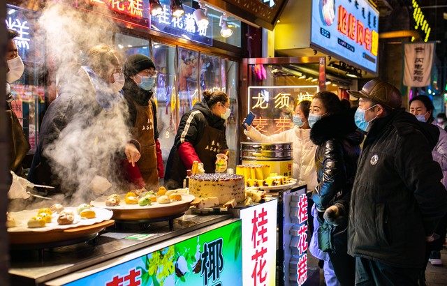 小吃摊到高档：从街头巷尾的美食传奇看天津夜生活的变迁，探索那些隐藏在城市角落里的味觉记忆