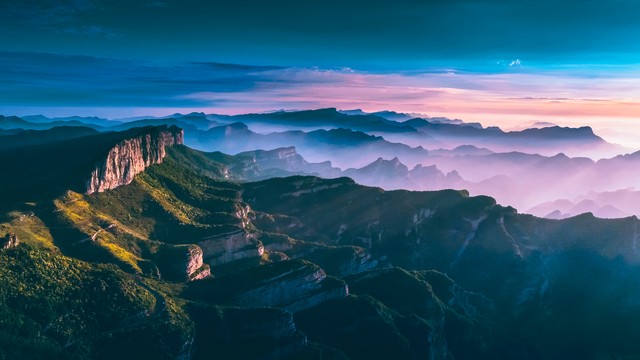 当你站在黄山之巅，云海翻腾间仿佛触手可及天空，那一刻你会明白什么叫做“大好河山的无尽魅力”——那是大自然赋予我们的最珍贵礼物
