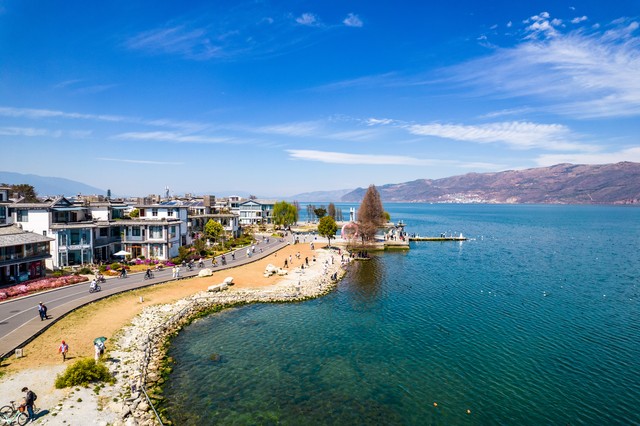 冬天大理旅游：当暖阳与温泉相遇，开启一场说走就走的心灵之旅，探索苍山洱海间的风花雪月，感受少数民族的热情好客，体验不一样的冬日浪漫——你准备好迎接这份来自彩云之南的邀请了吗？