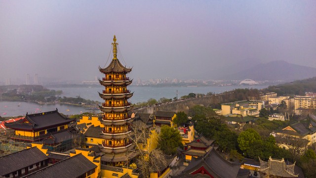 鸡鸣寺门票怎么买？轻松游古刹，这份攻略让你不再迷茫