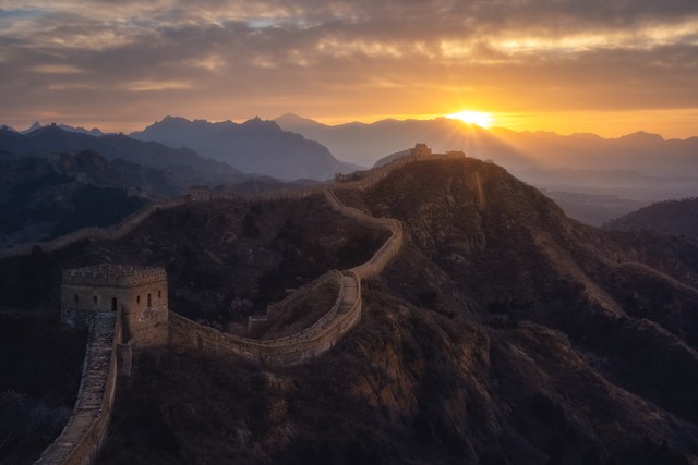如何评价长城：一段跨越千年的奇迹，它不仅是砖石的堆砌，更是中华民族不屈精神的象征