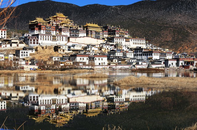 详细阅读:香格里拉旅游气候:从春日的温暖到冬雪下的浪漫,一年四季都有不同的精彩等待着你! 香格里拉旅游气候:从春日的温暖到冬雪下的浪漫,一年四季都有不同的精彩等待着你!