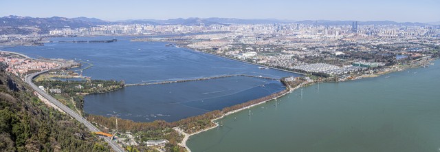 昆明西山在哪里？探秘这座充满传奇色彩的“睡美人山”——从碧鸡关到滇池边，一场说走就走的旅行