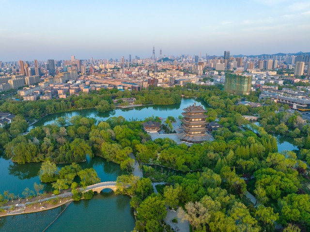 大明湖在哪个省？济南大明湖：繁华都市中的一片宁静绿洲，你绝对想不到的惊喜！