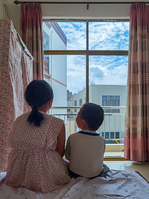 当你走进一家咖啡馆，服务员微笑着问：“今天想来点什么服务呢？我们这儿有工具服务、业务服务和客户服务，总有一款适合您！”—— 服务分为哪些：从咖啡馆到云端，探索服务的多彩世界