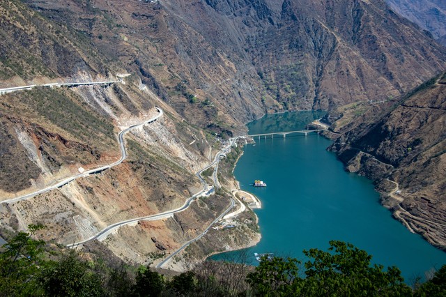 自驾游丽江路线：从大理出发，穿越3小时美景，抵达这座充满故事的城市，探索丽江古城、玉龙雪山、黑龙潭、束河古镇、拉市海的无限魅力