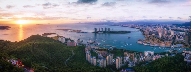 为什么海南那么冷？当北方的朋友还在享受暖阳，海南的小伙伴们却裹上了厚厚的棉衣——你没听错，就是那个以热带风光闻名的海南！