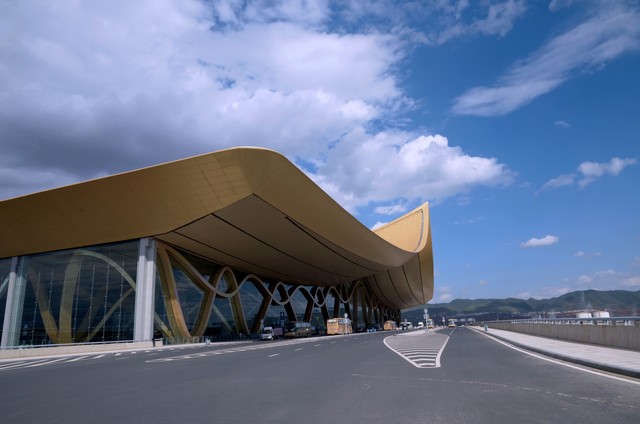 飞机去昆明怎么旅游？从空中到地面，一场说走就走的冒险之旅