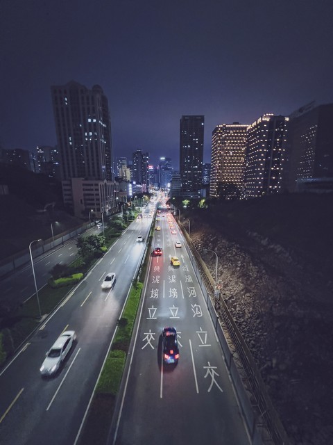 重庆汽车站是：从“大巴穿楼”到时尚商业综合体的华丽转身，承载着无数重庆人的记忆与未来