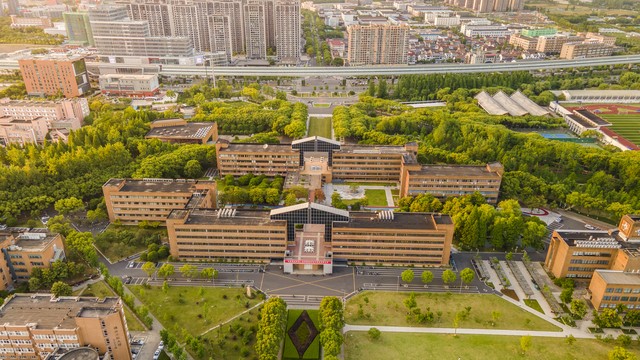 西北民族大学如何在新时代背景下书写辉煌篇章：从智慧校园到民族文化传承，再到国际交流的每一步都充满惊喜与感动