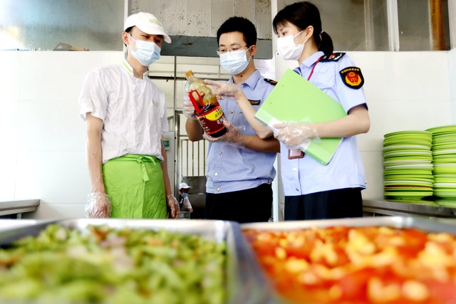 黑河夜市在哪里？邮政路夜市的灯火点亮了这座中俄边境小城的夜晚，吸引无数游客前来感受独特的“国际范儿”！