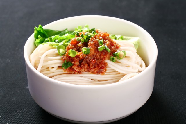 担担面怎么吃：从街头小吃到餐桌上的宠儿，四川美食的秘密武器，让你一口接一口停不下来