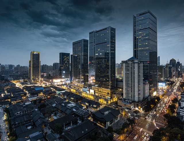 当成都的繁华与丽江的宁静相遇，一场说走就走的自驾之旅就此展开——成都自驾丽江攻略，带你穿越云贵高原的心跳之旅