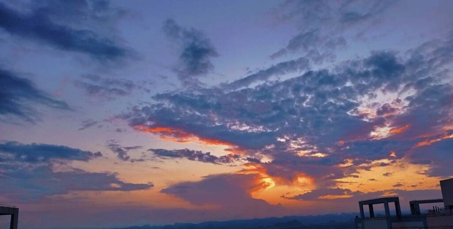 带火的诗意天：当夜幕降临，城市的灯火与星辰交相辉映，照亮了每一个追梦人的心