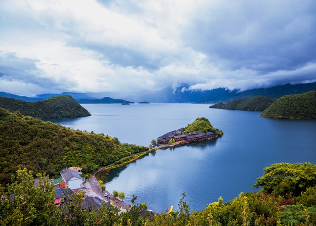 泸沽湖自由行旅游：探索那片遗世独立的仙境，一场说走就走的心灵之旅，带你领略摩梭文化的独特魅力与自然风光的完美融合