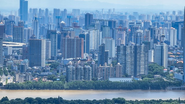 详细阅读:长沙哪个区最繁华?2024年最新揭晓:芙蓉区、雨花区与岳麓区的精彩对决,带你感受不一样的城市心跳 长沙哪个区最繁华?2024年最新揭晓:芙蓉区、雨花区与岳麓区的精彩对决,带你感受不一样的城市心跳