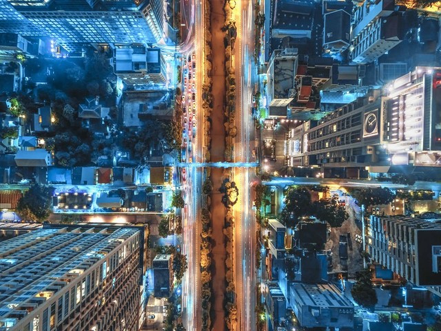 当城市遇见交通：探索一座城市的交通如何影响着每一个市民的生活，从堵车到畅通无阻的秘密，以及那些为改善出行环境而不懈努力的人们