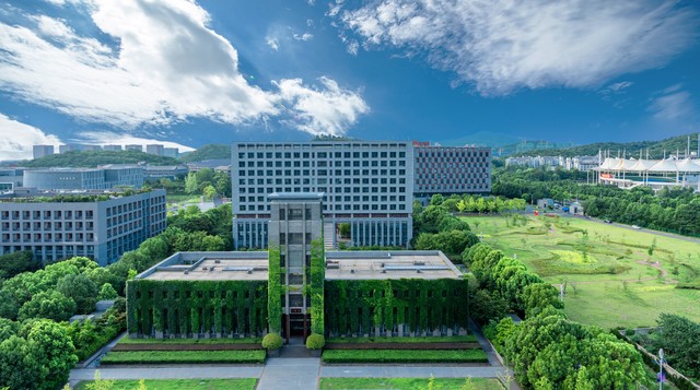 北京理工大学如何以创新教育模式引领未来，培养具有全球视野和社会责任感的新时代青年