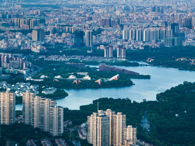 当你问起东莞属于哪个省哪个市，答案或许比你想的更有趣：从一个小渔村到国际制造业名城，东莞如何在改革开放的浪潮中脱颖而出，成为广东乃至全国瞩目的焦点？