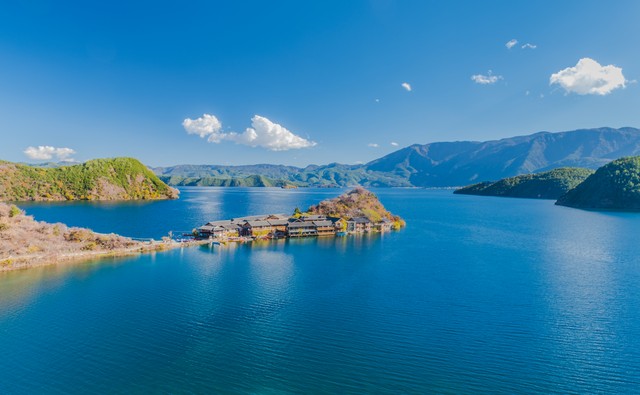 丽江到泸沽湖自驾路线：从喧嚣都市到宁静湖畔的完美逃离，一场说走就走的旅行！